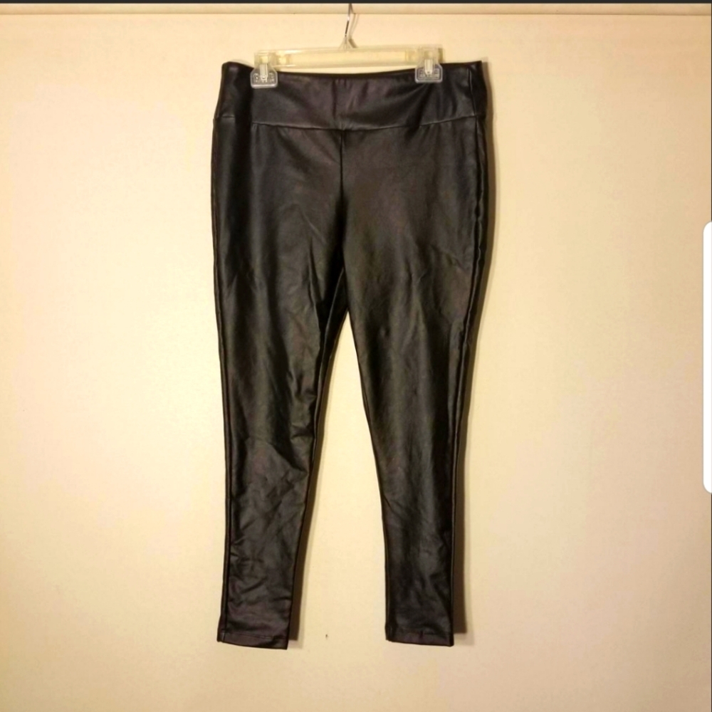 NWOT Kendall & Kylie Faux Leather Capri Pants Size Large